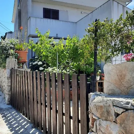 Pinoapplosinj Apartmán *
